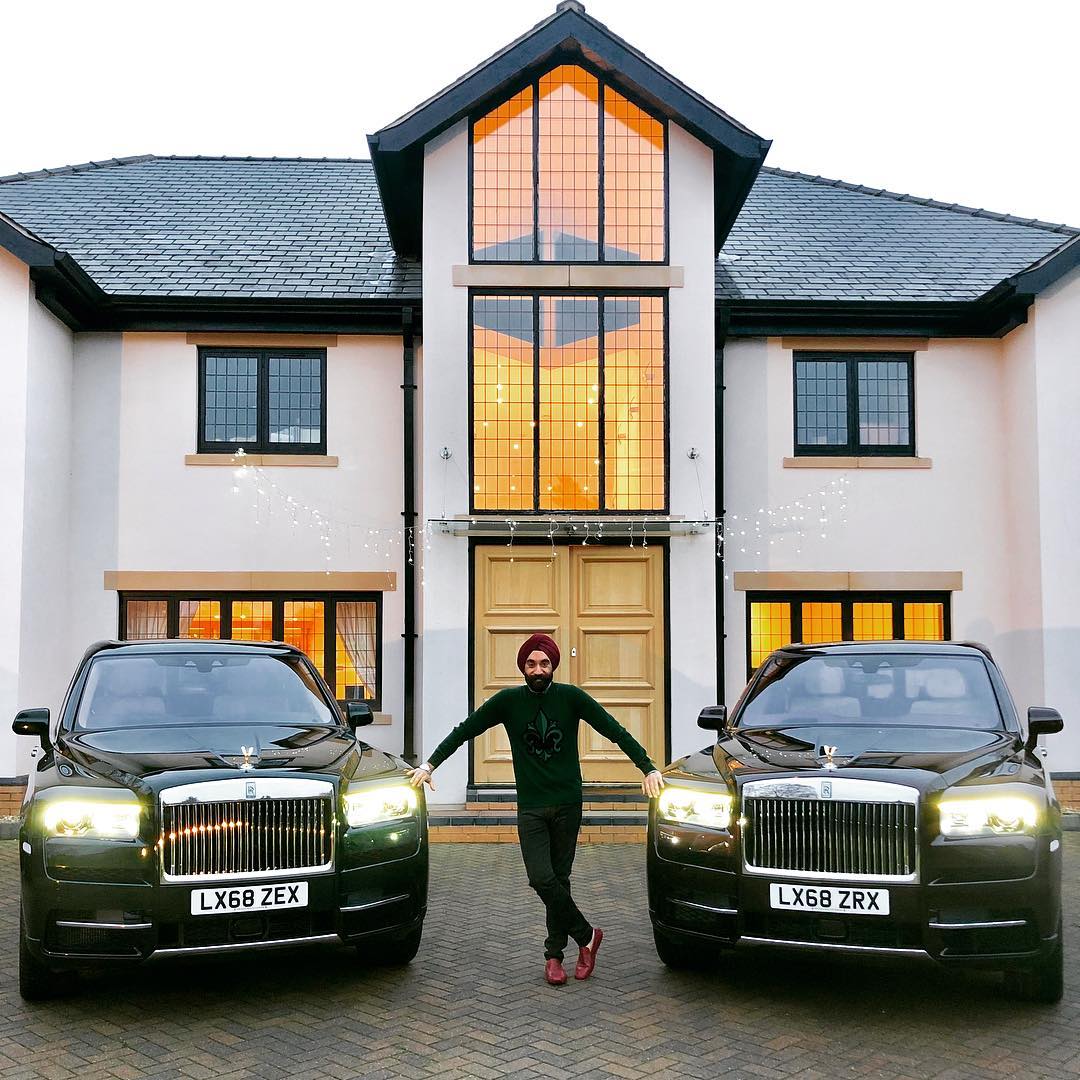 Cặp đôi Rolls-Royce Cullinan màu đỏ và xanh lục của tỷ phú người Anh Cặp đôi Rolls-Royce Cullinan màu đỏ và xanh lục của tỷ phú người Anh