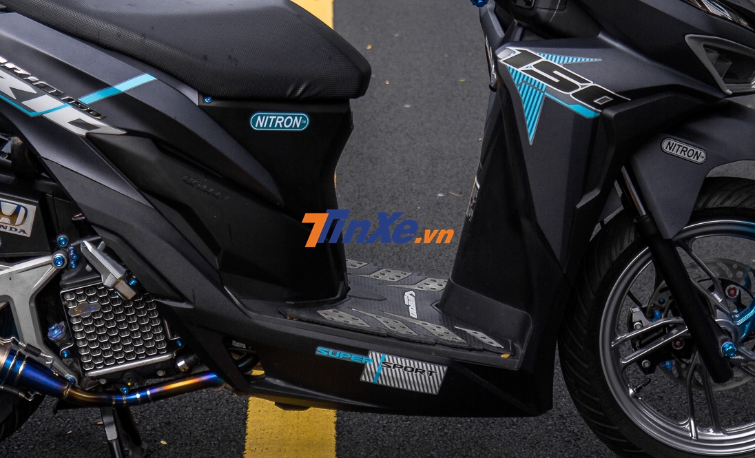 Một số món đồ độ cũng được chủ nhân dán lên dàn áo xe Một số món đồ độ cũng được chủ nhân dán lên dàn áo xe