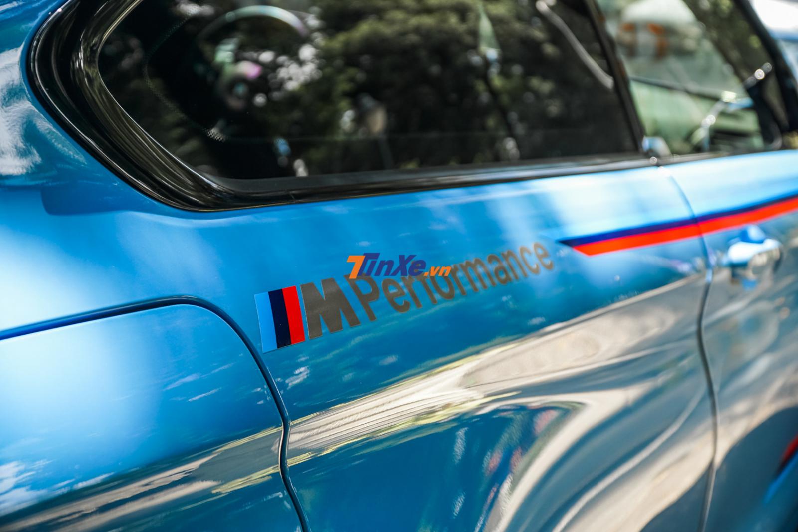 Dòng chữ M Performance cũng được dán thêm