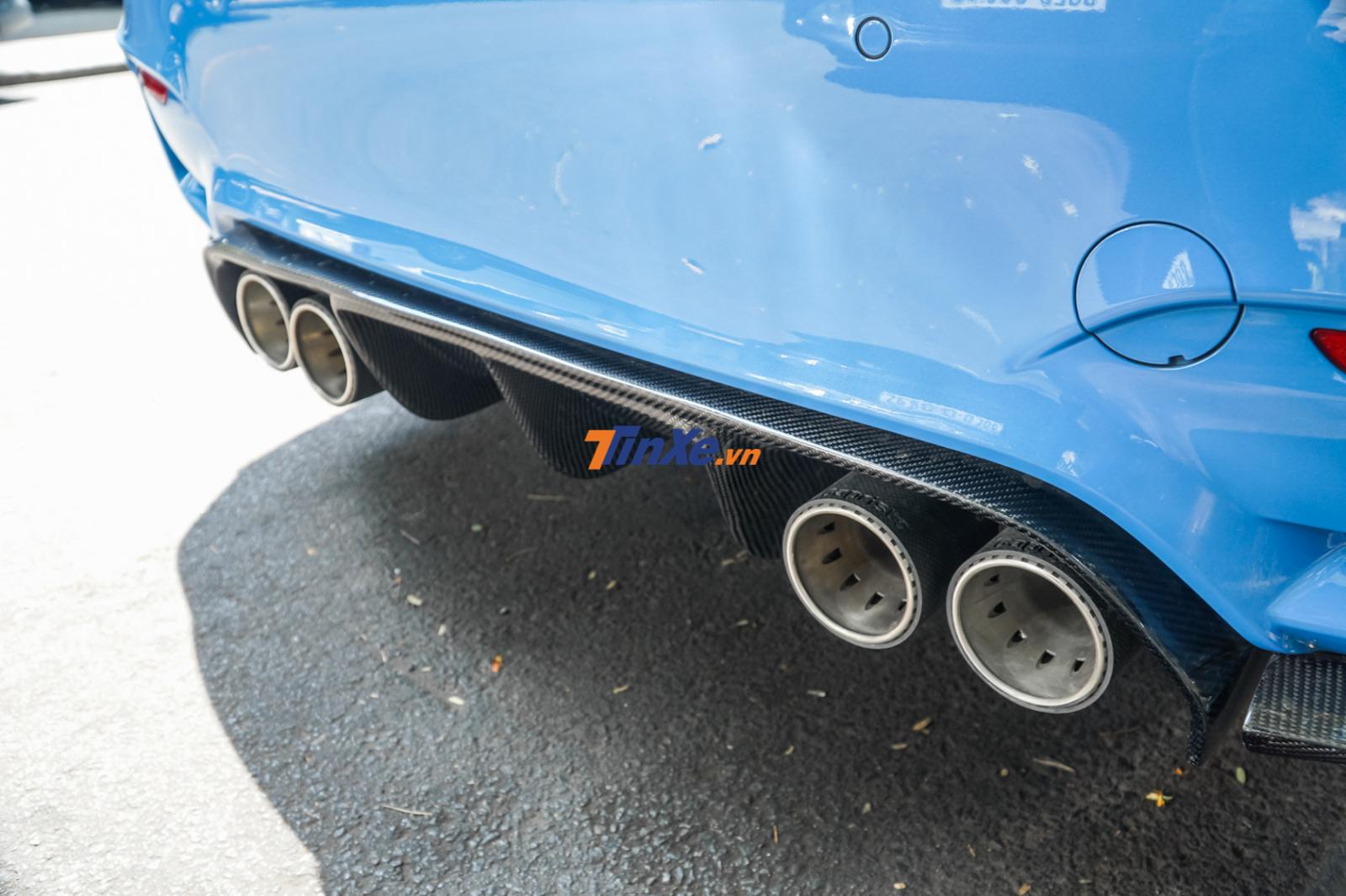 Chiếc BMW M4 F82 Coupe này còn được biker Sài thành độ thêm khuếch tán thể thao bằng sợi carbon