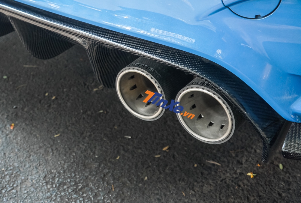 Hệ thống ống xả của xe được thay mới bằng khẩu pháo Carpristo uy lực