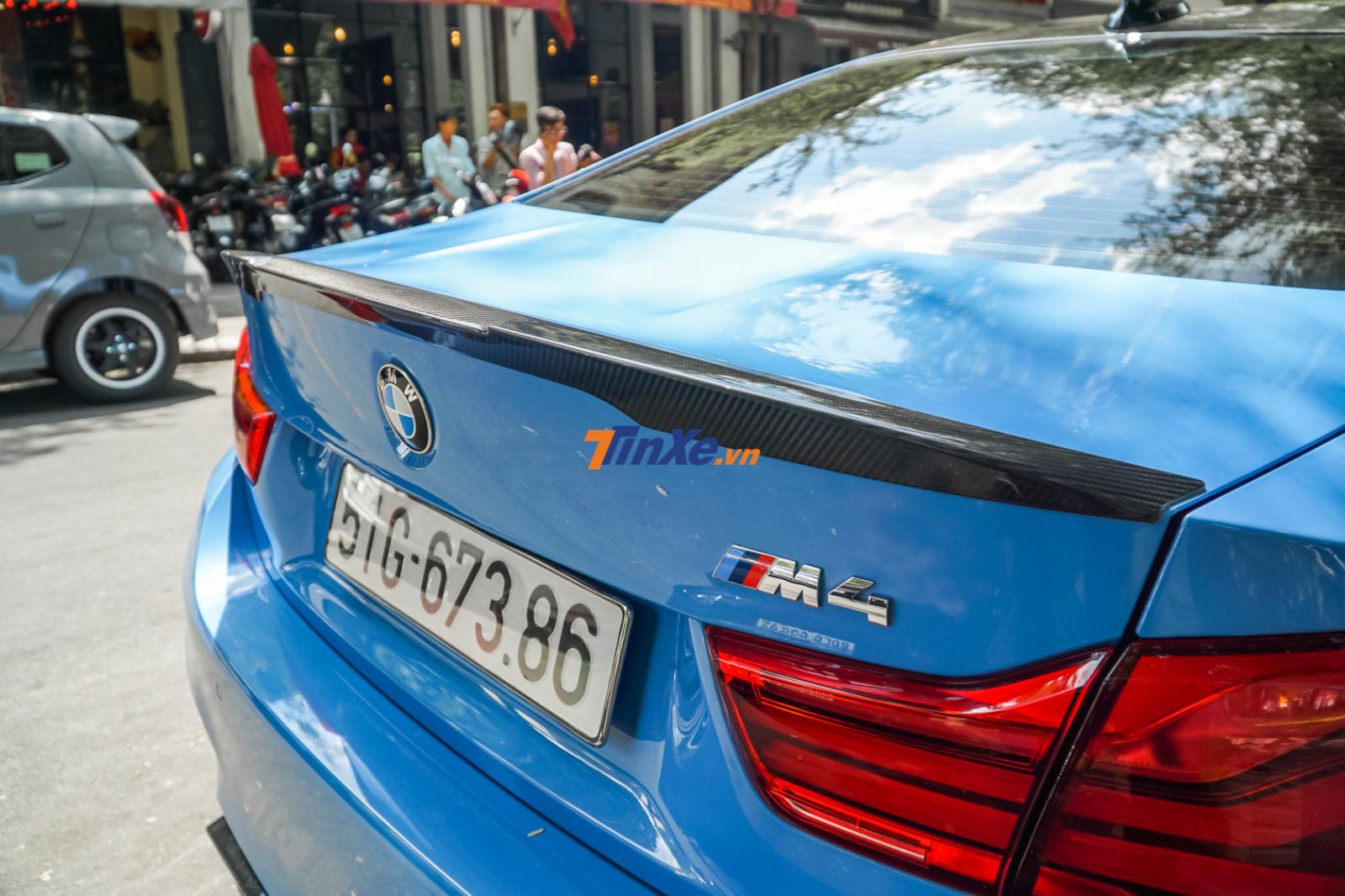 Đuôi xe còn xuất hiện thêm cánh lướt gió bằng sợi carbon bóng