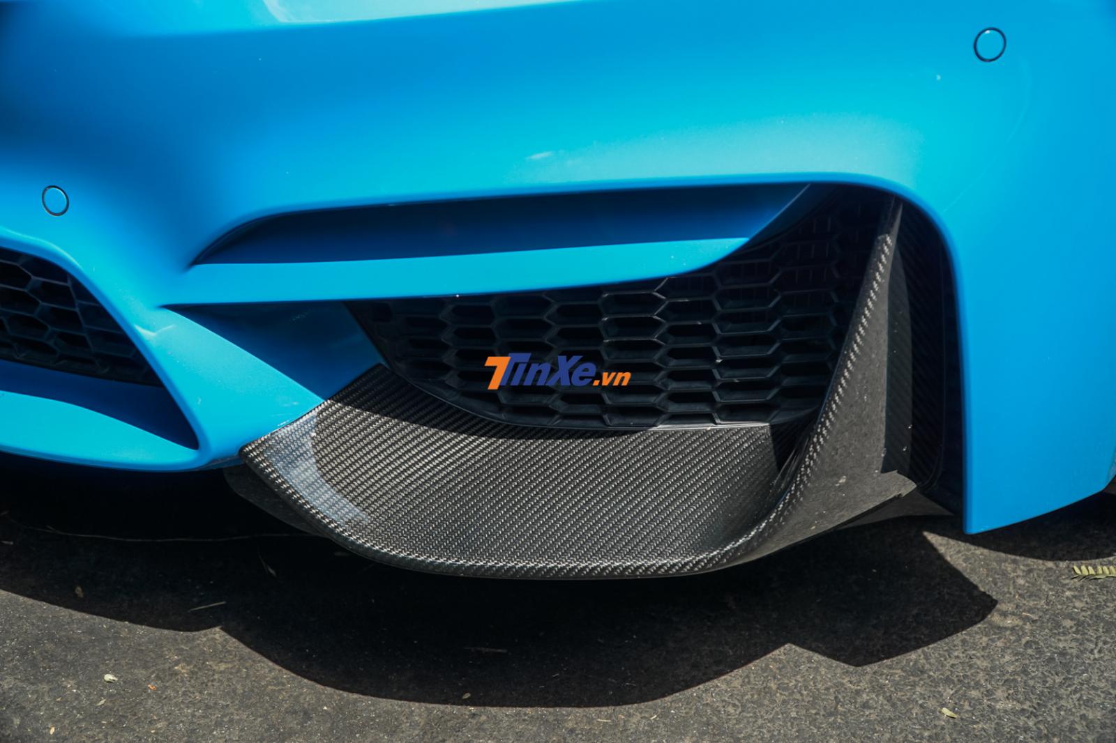 2 bên ốp hốc gió trước được thay mới bằng loại sợi carbon