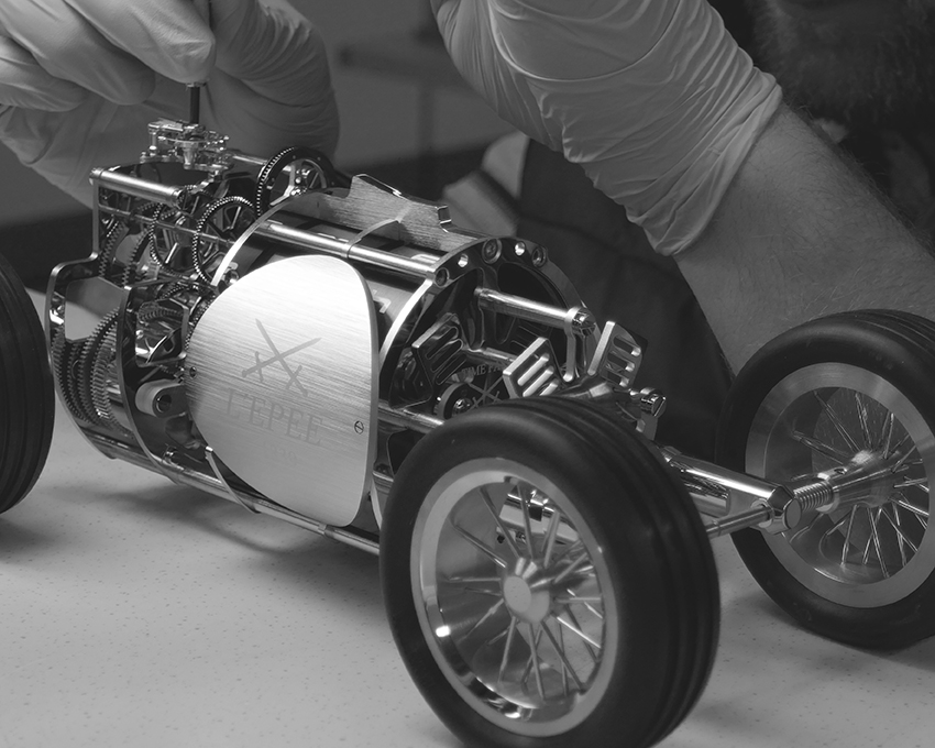 Phần hông còn lại có thể để khác logo nhà sản xuất hoặc cá nhân hoá theo ý thích của chủ nhân chiếc đồng hồ.