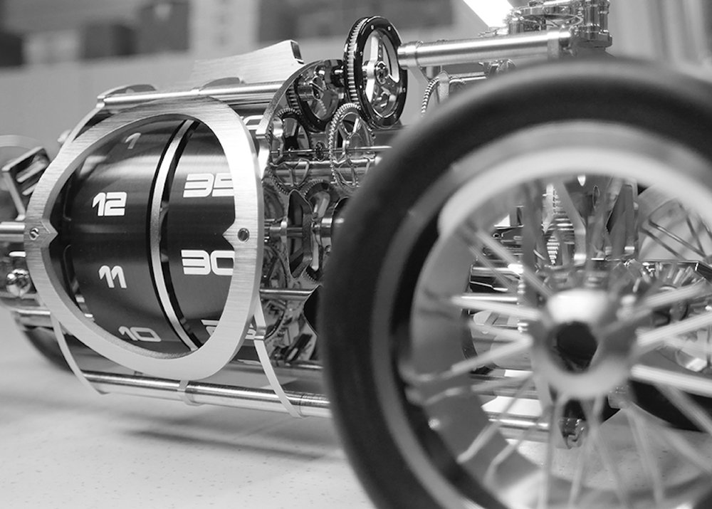 Đĩa xoay kép thể hiện giờ và phút được đặt bên hông của đồng hồ LEp ée 1839 Time Fast D8.