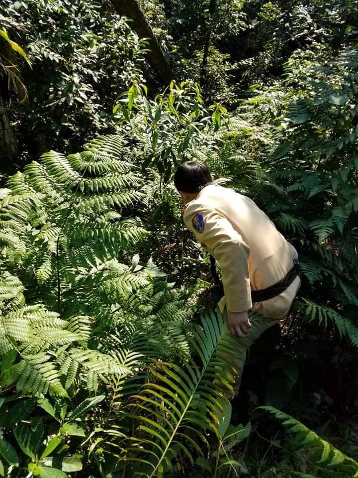 Một cảnh sát giao thông tham gia tìm kiếm cặp vợ chồng rơi xuống vực