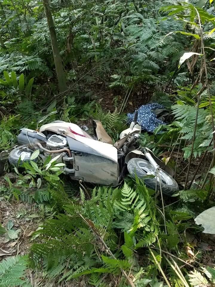 Chiếc Honda Lead của cặp vợ chồng rơi xuống vực Tam Đảo