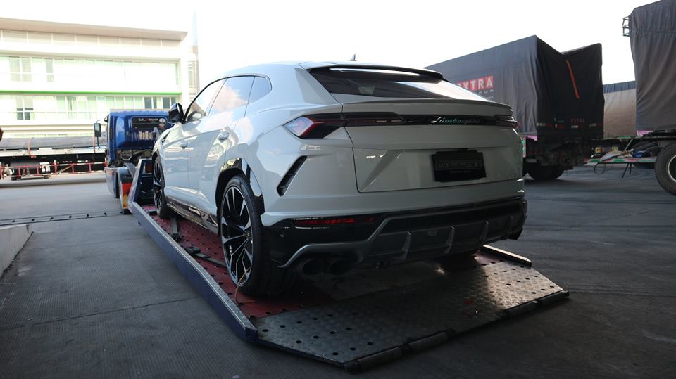 Lamborghini Urus thứ 2 cập bến Lào có màu sơn trắng Lamborghini Urus thứ 2 cập bến Lào có màu sơn trắng