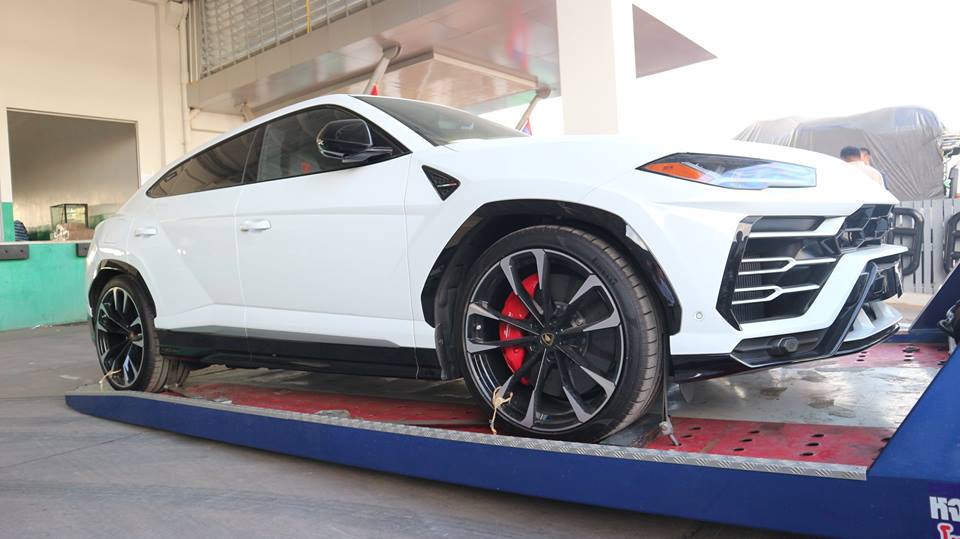 Lamborghini Urus thứ 2 về Lào có thể mở ra cuộc chạy đua mua siêu SUV của 3 nước Đông Dương Lamborghini Urus thứ 2 về Lào có thể mở ra cuộc chạy đua mua siêu SUV của 3 nước Đông Dương