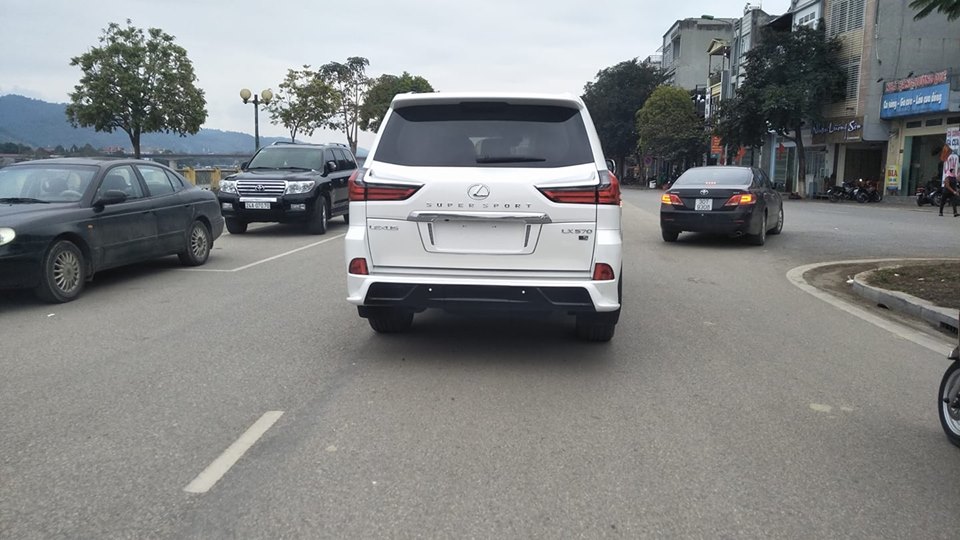 Chiếc Lexus LX570 Super Sport thứ 2 tại Lào Cai lúc chưa được chủ nhân đóng biển