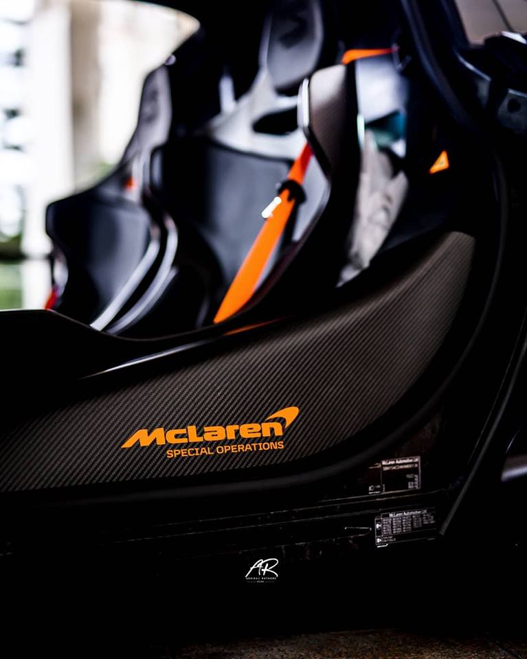 Dòng chữ McLaren Special Operations và dây đai an toàn hoàn thành với màu cam