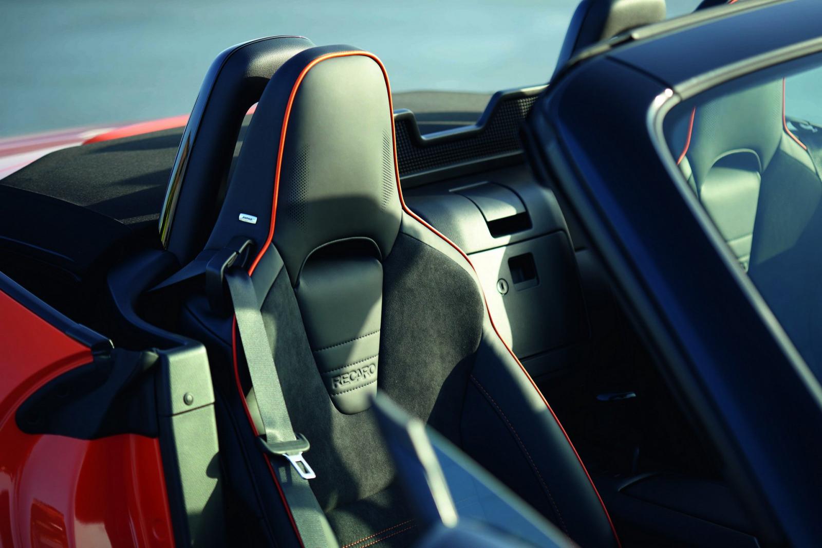 Nội thất của xe cũng có chi tiết màu cam