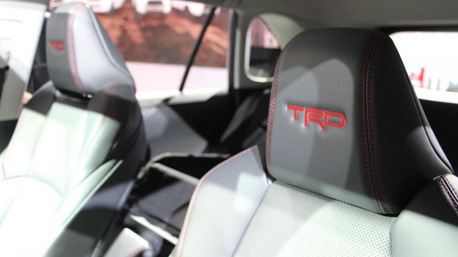 Logo TRD màu đỏ thêu trên tựa đầu ghế