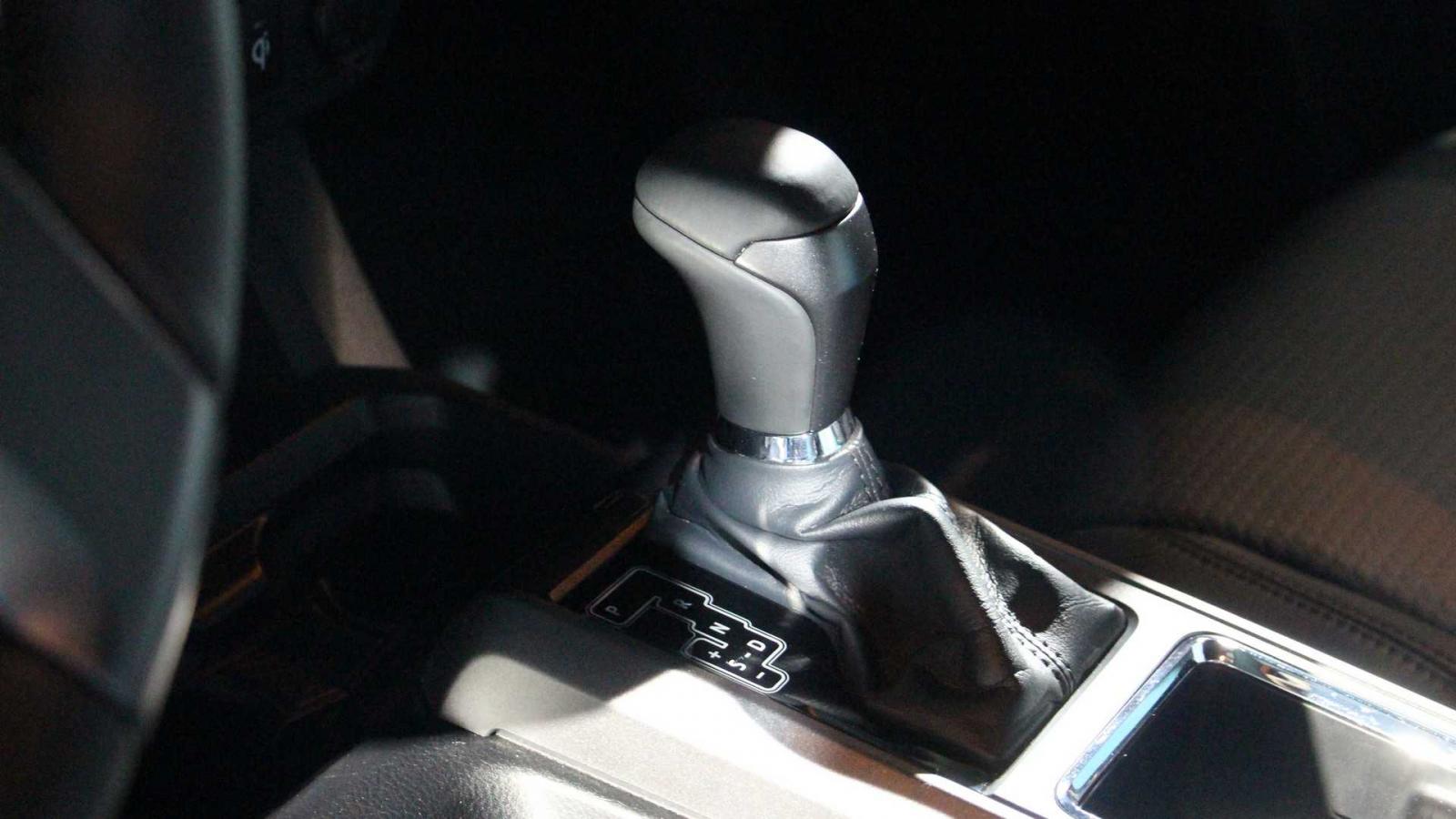 Toyota Tacoma 2020 đi kèm hộp số tự động 6 cấp tiêu chuẩn và sàn 6 cấp tùy chọn