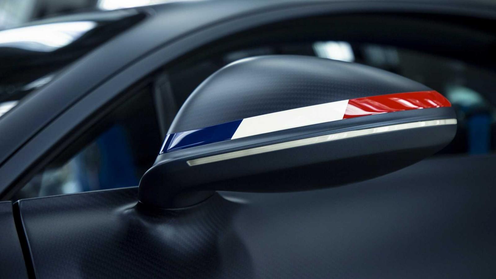 Quốc kỳ nước Pháp xuất hiện ở vỏ gương