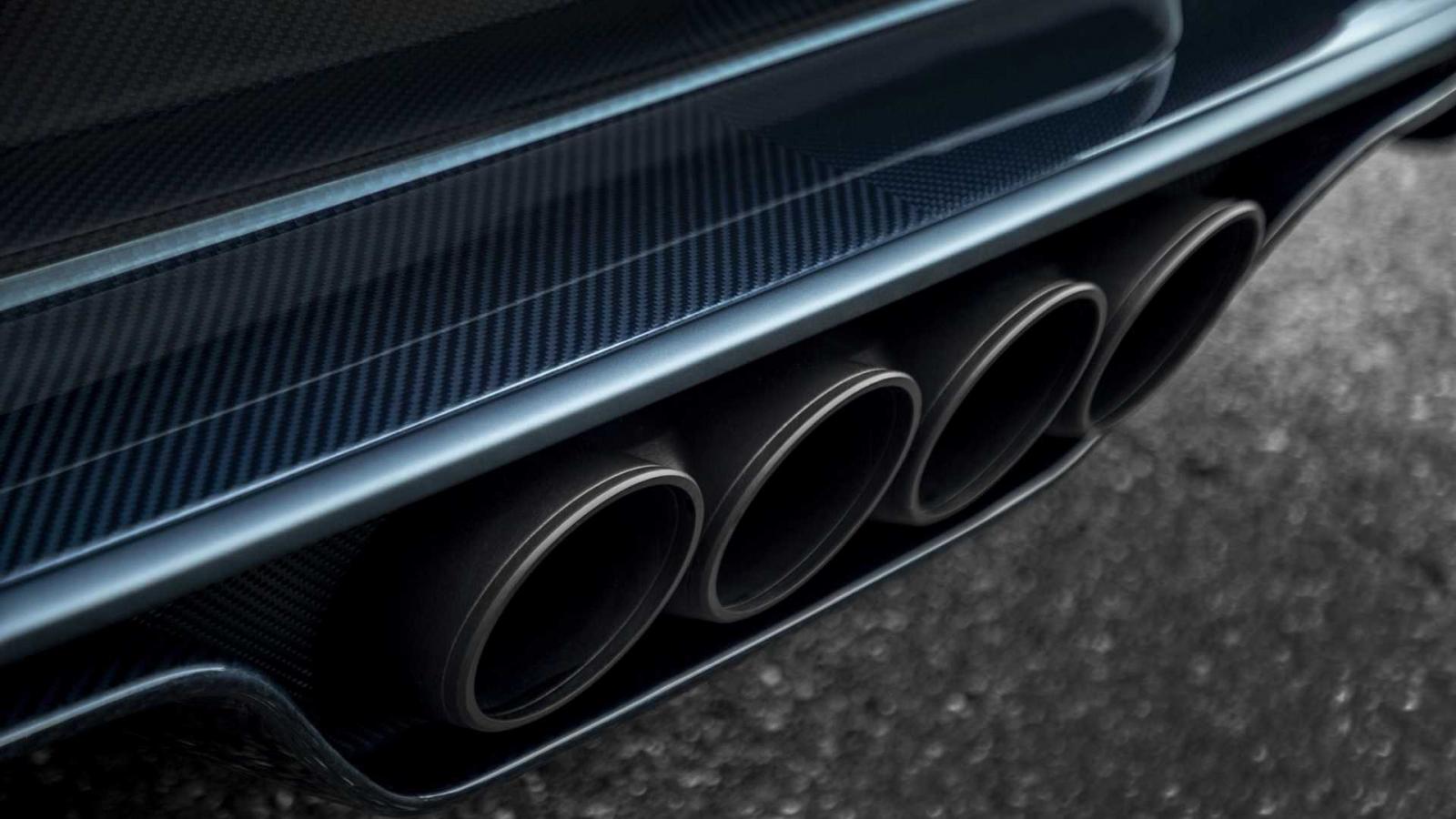 Đi kèm còn có nhiều chi tiết bằng sợi carbon