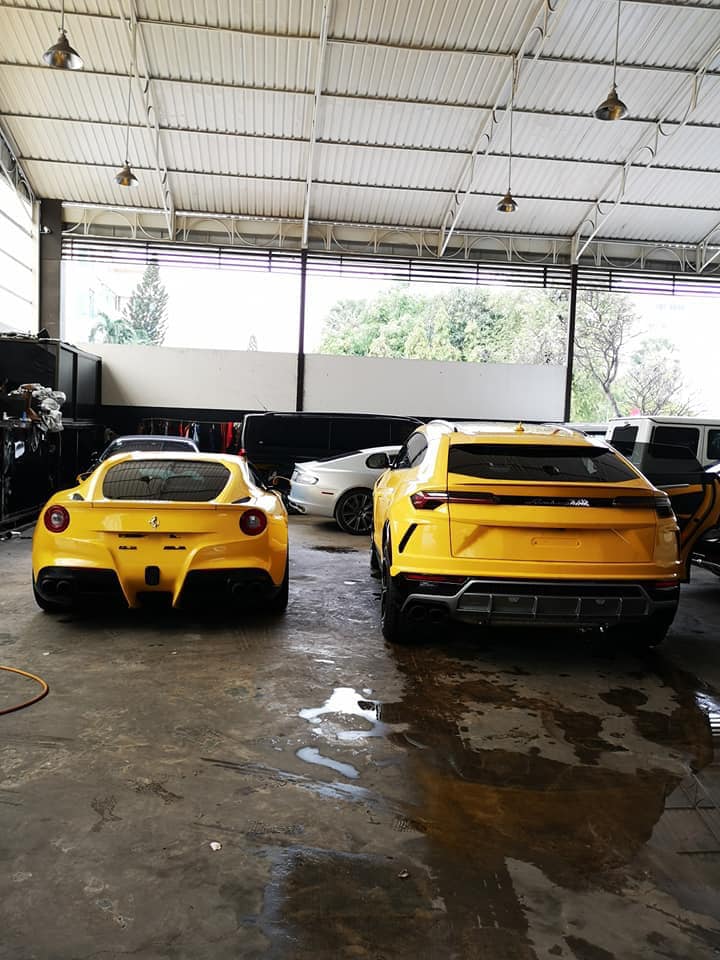 Cả 2 chiếc xe này do 1 công ty nhập khẩu tư nhân Campuchia đưa về nước Cả 2 chiếc xe này do 1 công ty nhập khẩu tư nhân Campuchia đưa về nước