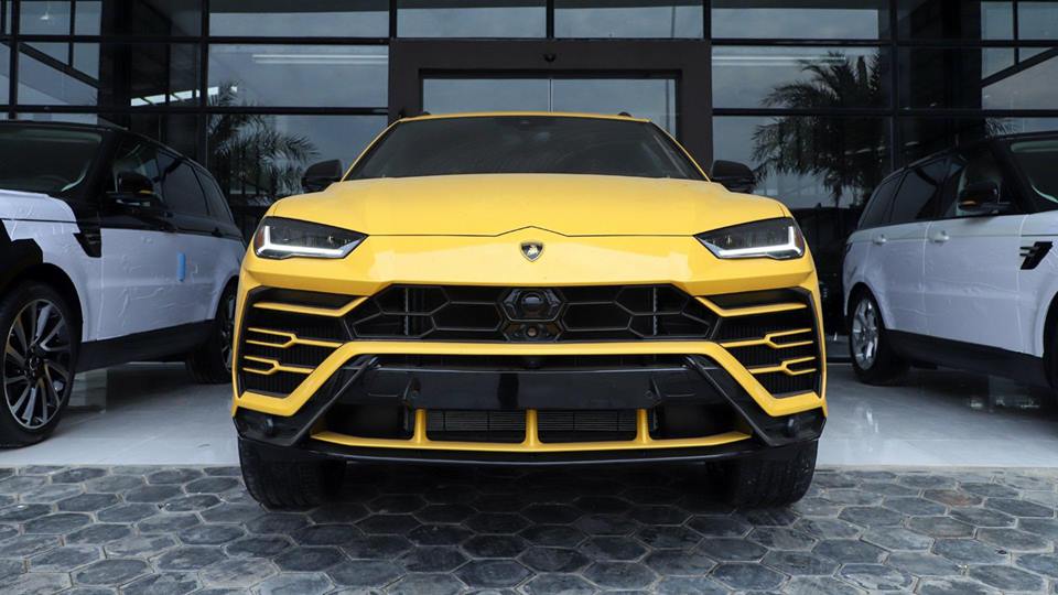 Cận cảnh phần đầu chiếc siêu SUV Lamborghini Urus màu vàng độc nhất Campuchia Cận cảnh phần đầu chiếc siêu SUV Lamborghini Urus màu vàng độc nhất Campuchia