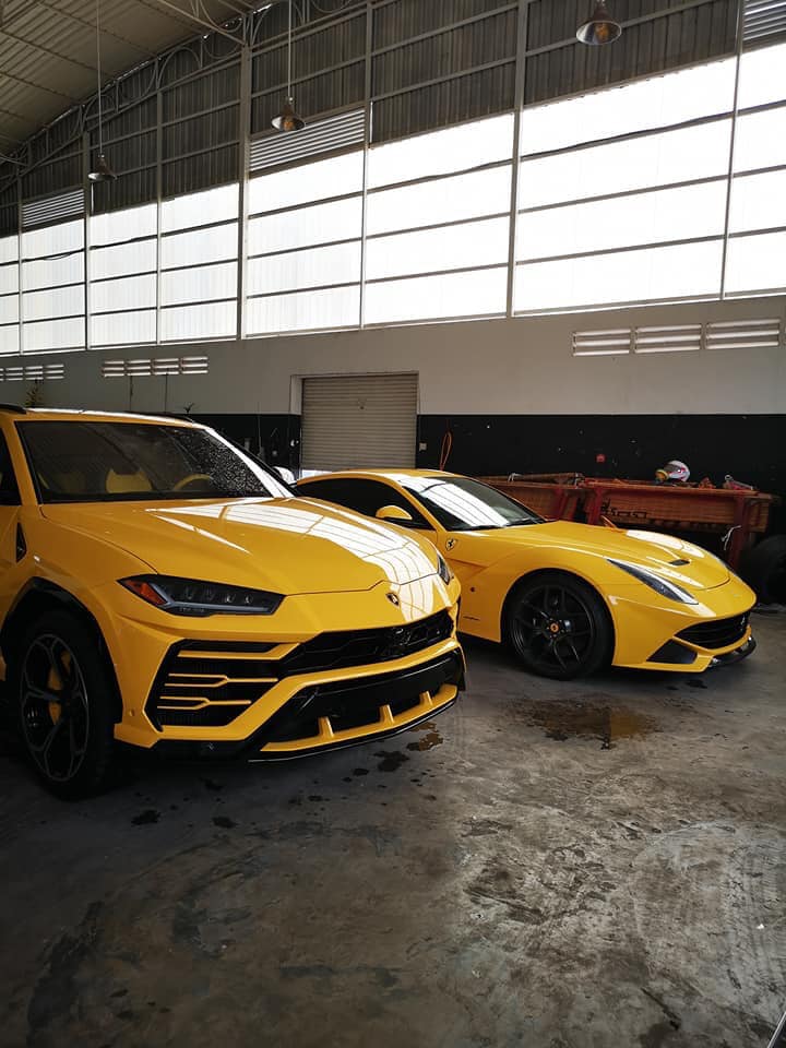 Lamborghini Urus và siêu xe Ferrari F12 Berlinetta tông xuyệt tông màu vàng Lamborghini Urus và siêu xe Ferrari F12 Berlinetta tông xuyệt tông màu vàng