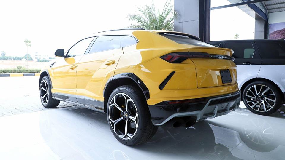 Và đây là vẻ đẹp của Lamborghini Urus màu vàng độc nhất Campuchia khi nhìn từ phía sau Và đây là vẻ đẹp của Lamborghini Urus màu vàng độc nhất Campuchia khi nhìn từ phía sau