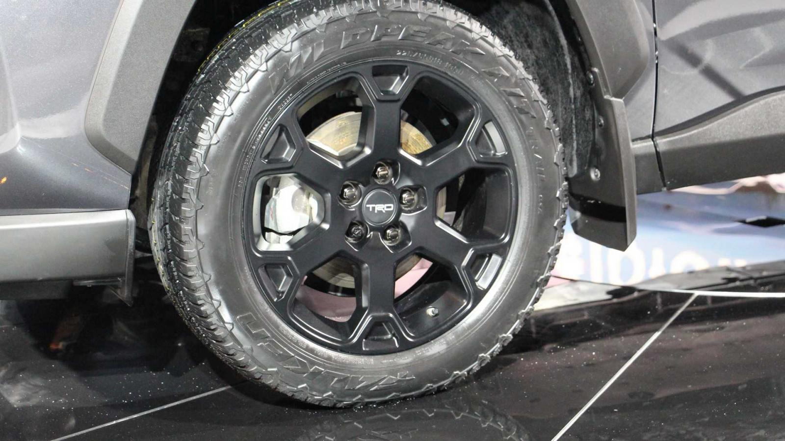 Bộ vành hợp kim 18 inch đi với lốp đặc biệt, được sản xuất theo yêu cầu của TRD Bộ vành hợp kim 18 inch đi với lốp đặc biệt, được sản xuất theo yêu cầu của TRD