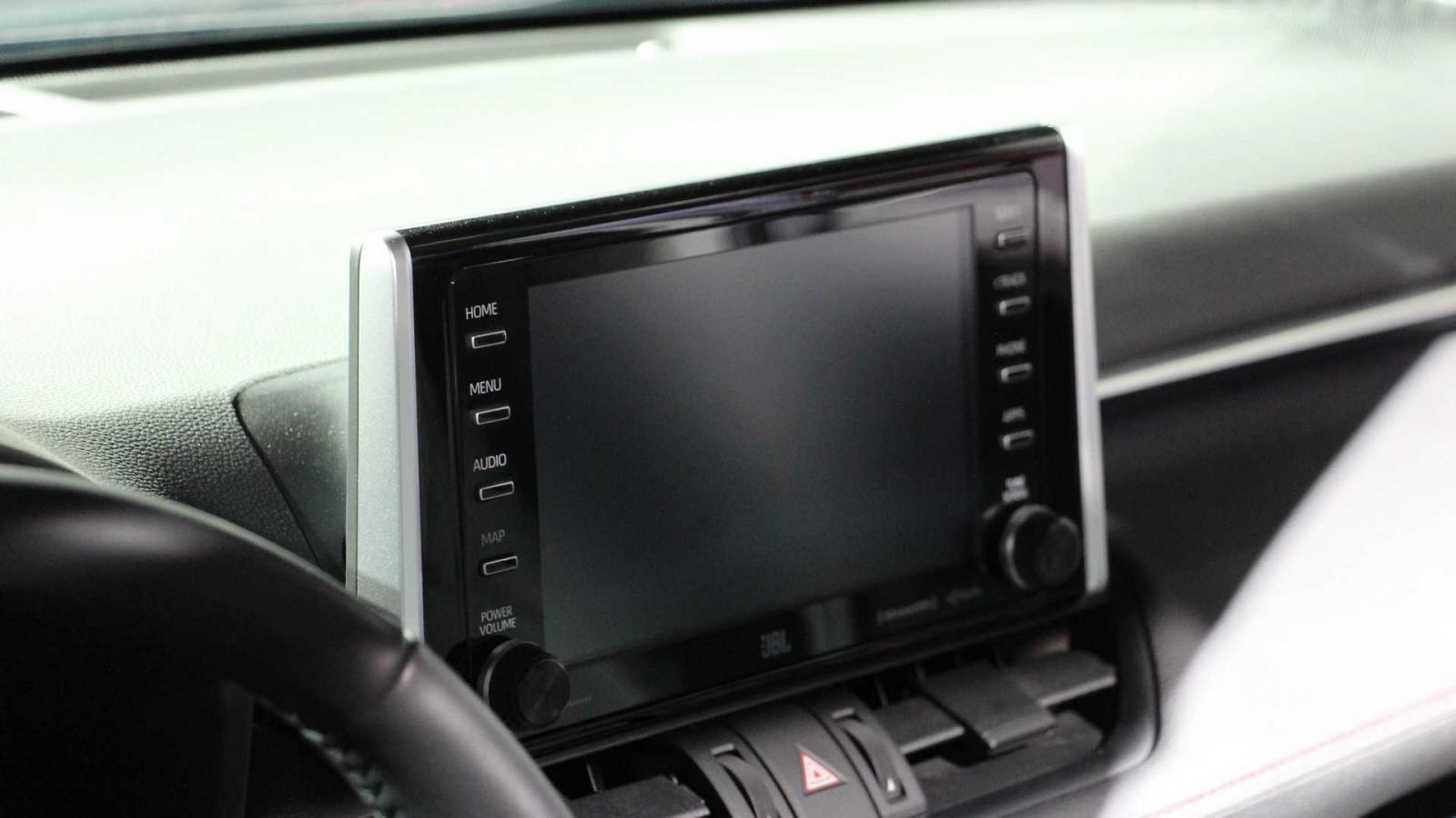 Màn hình thông tin giải trí nằm độc lập trên mặt táp-lô Màn hình thông tin giải trí nằm độc lập trên mặt táp-lô