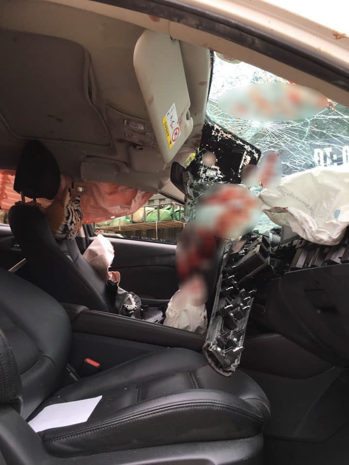 Túi khí bên trong chiếc Mazda6 bung ra Túi khí bên trong chiếc Mazda6 bung ra