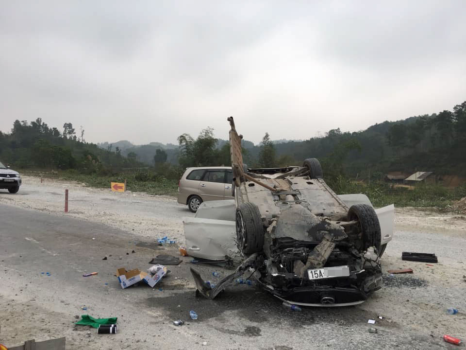 Chiếc Mazda6 tại hiện trường vụ tai nạn trên cao tốc Nội Bài - Lào Cai Chiếc Mazda6 tại hiện trường vụ tai nạn trên cao tốc Nội Bài - Lào Cai