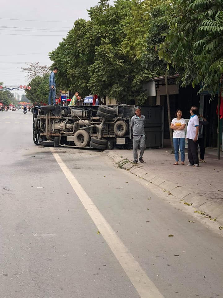 Chiếc xe tải chưa rõ biển số nằm lật nghiêng tại hiện trường