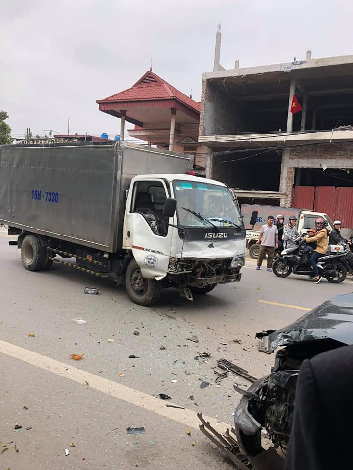 Chiếc ô tô tải Isuzu cũng bị biến dạng đầu xe