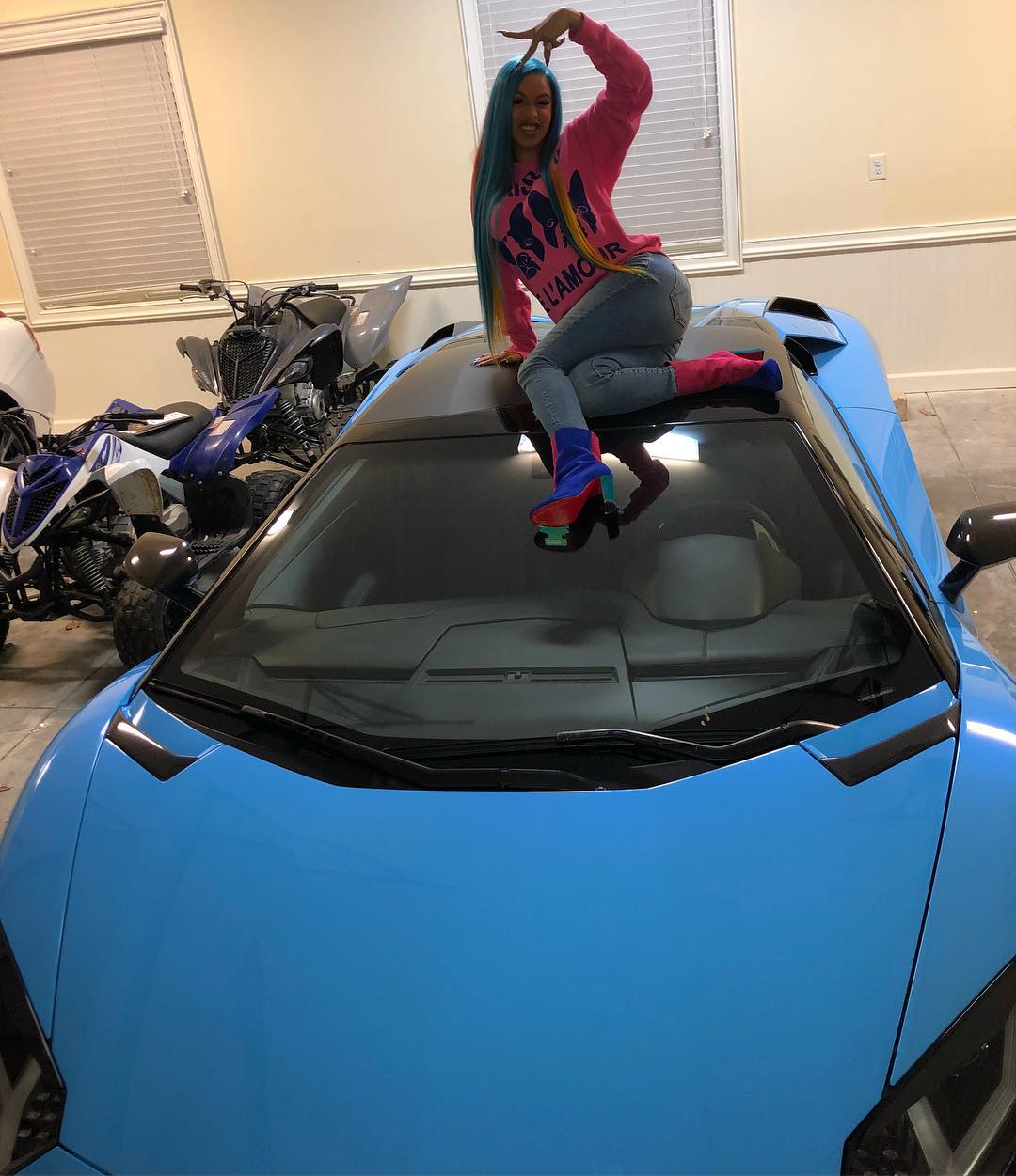 Nữ rapper Cardi B cùng siêu xe Lamborghini Aventador S LP740-4 Roadster 