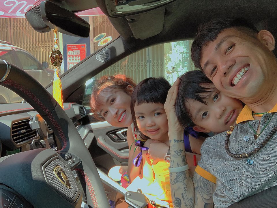 Gia đình nhỏ của Minh Nhựa trên siêu SUV Lamborghini Urus