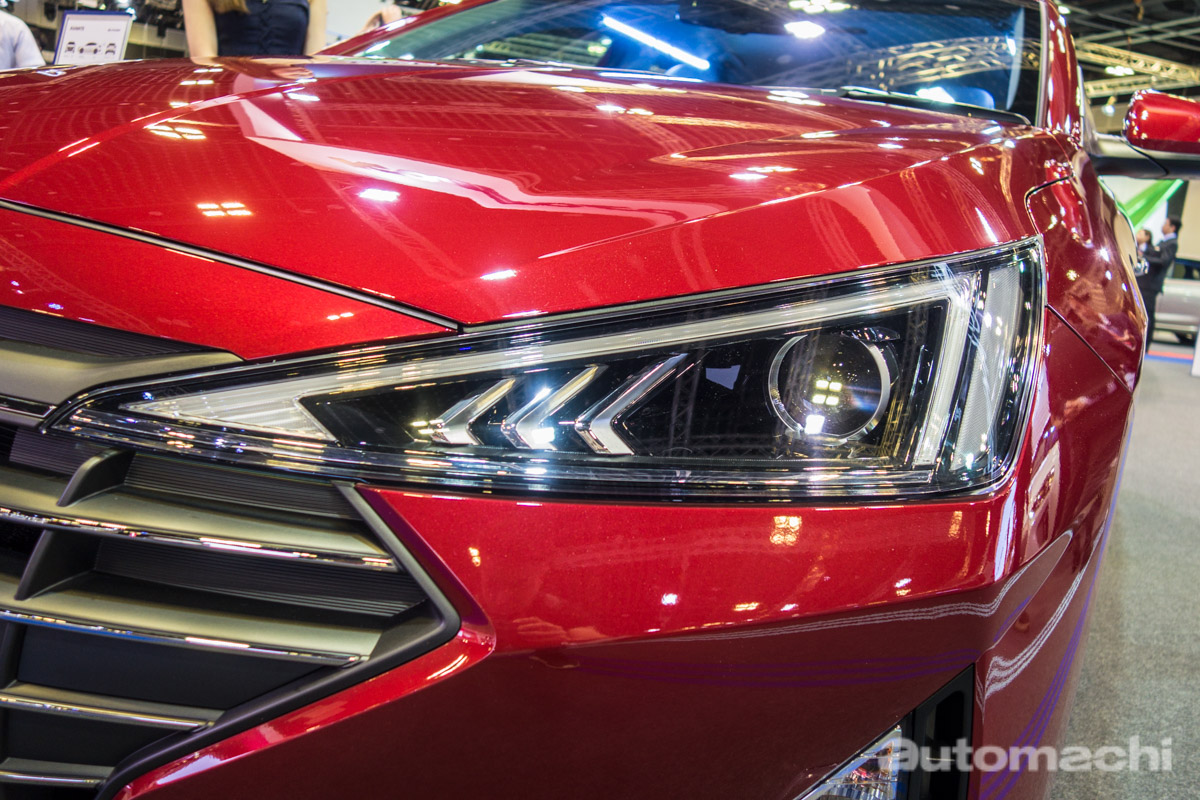 Cụm đèn pha tam giác với bóng LED hoặc halogen tùy từng phiên bản