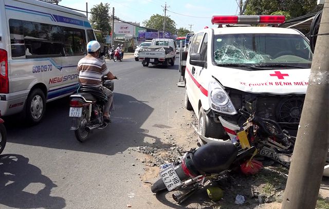 Hiện trường vụ tai nạn khiến một gia đình bị thương