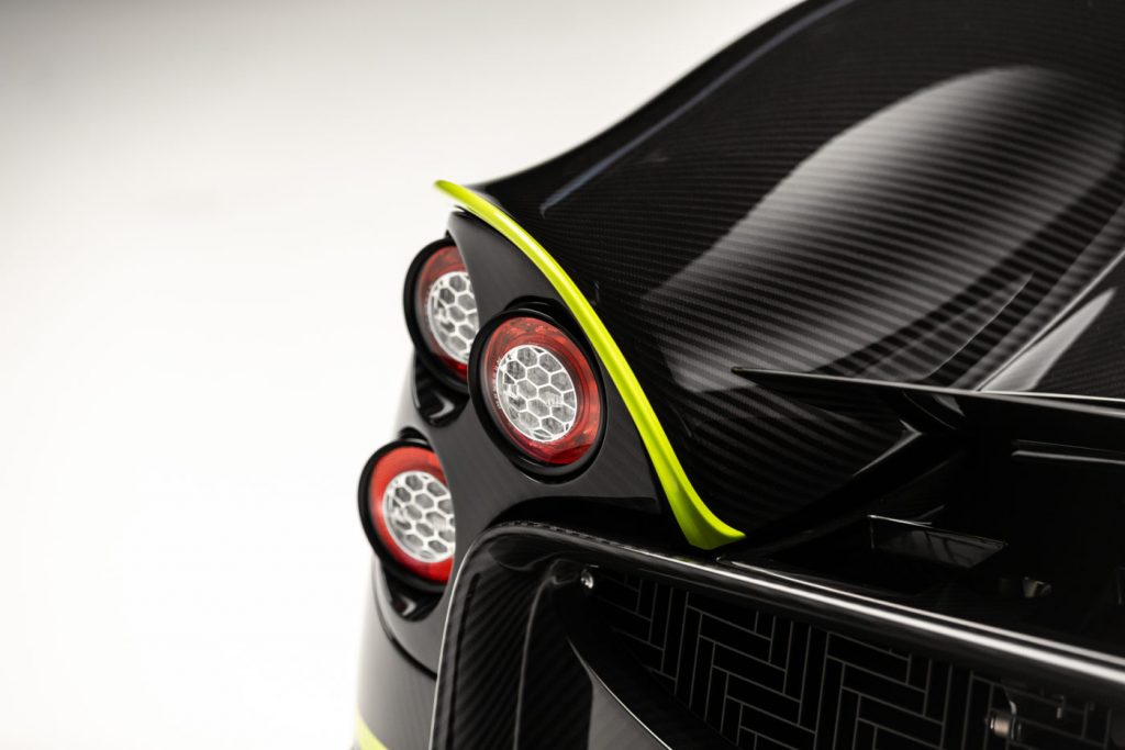 Viền đèn hậu cũng có màu xanh nổi bật