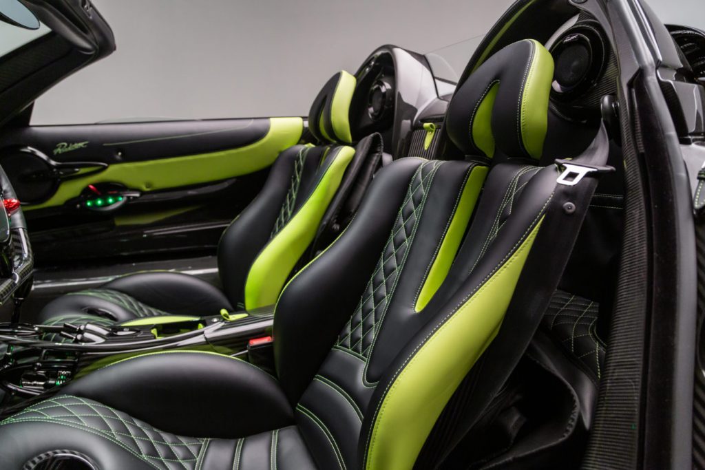 Cận cảnh nội thất chiếc siêu xe mui trần Pagani Huayra mang ngoại thất màu Acid Green