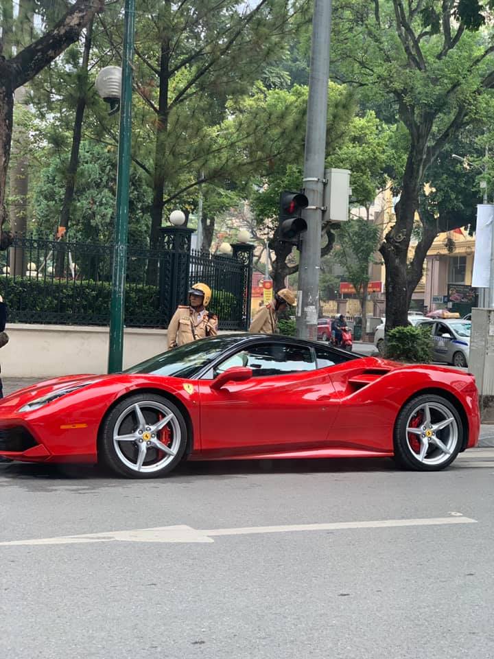 Siêu xe Ferrari 488 GTB màu đỏ bị cảnh sát tuýt còi ngay trên đường phố Hà Nội