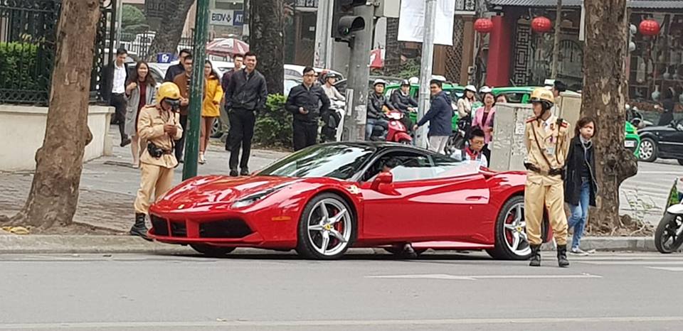 Hàng chục người dân nháo nhác đứng xem siêu xe Ferrari 488 GTB màu đỏ bị cảnh sát kiểm tra