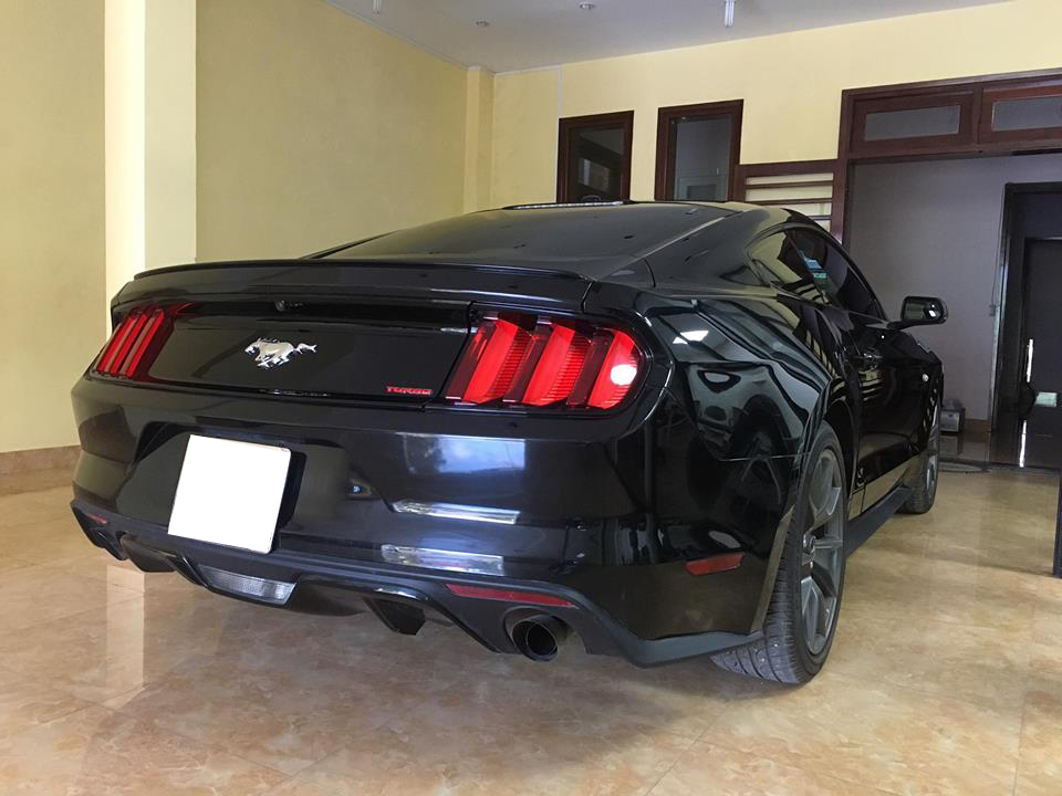 Chiếc Ford Mustang thế hệ thứ 6 tại Huế do thợ S&agrave;i th&agrave;nh sửa chữa lại ngoại thất