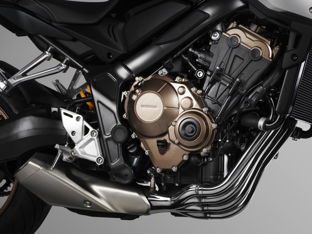 Khối động cơ 4 xylanh, dung tích 649cc làm mát bằng dung dịch Khối động cơ 4 xylanh, dung tích 649cc làm mát bằng dung dịch