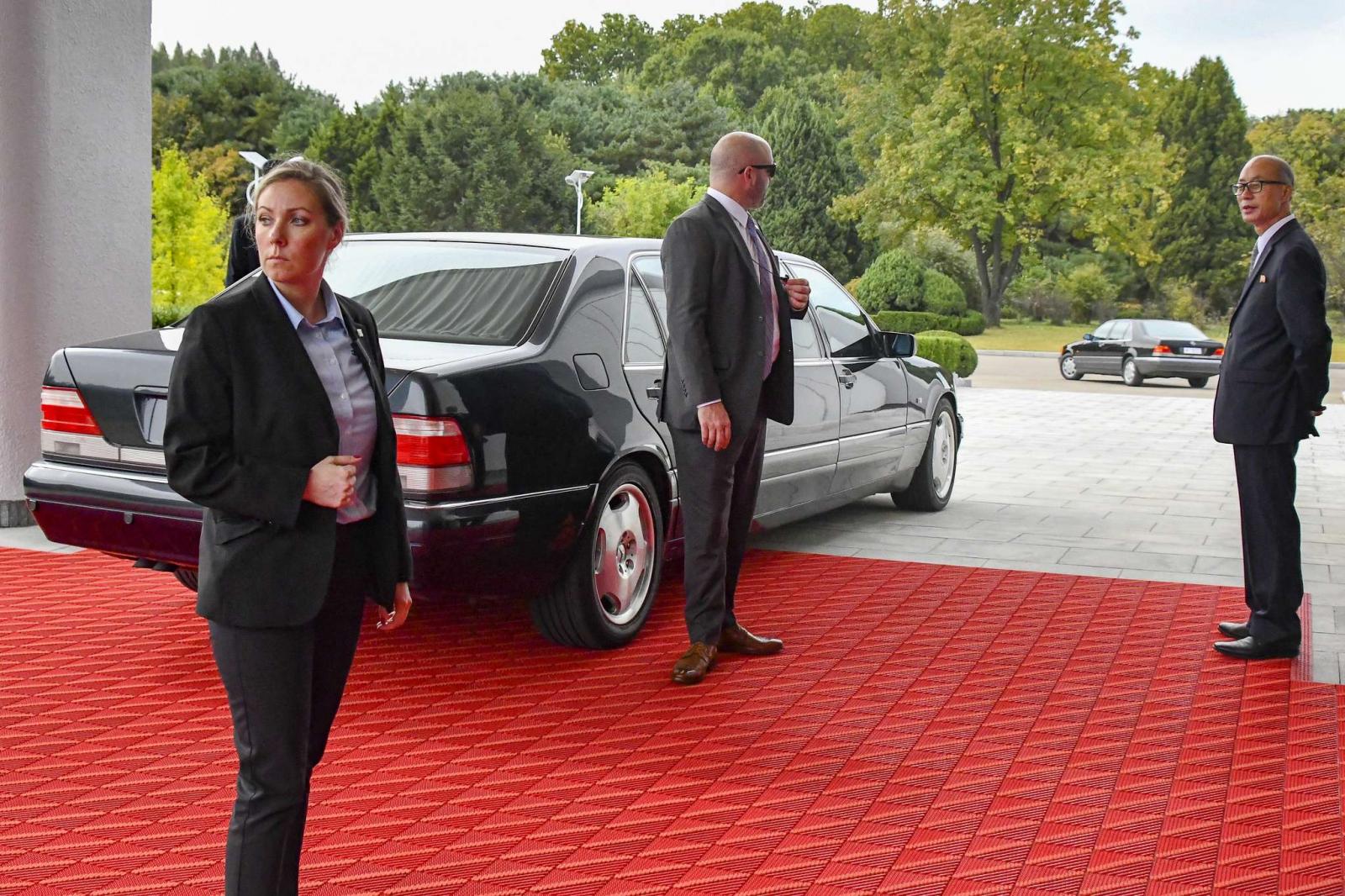 Đặc vụ của Cục An ninh Ngoại giao vây quanh chiếc Mercedes-Benz S600 đời sâu được dùng để chở Ngoại trưởng Mỹ Mike Pompeo trong cuộc gặp ông Kim tại Bình Nhưỡng