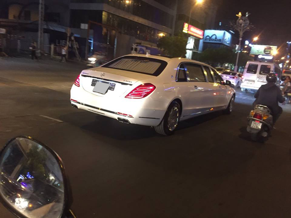 Chiều dài 6,4 m của Mercedes-Maybach S600 Pullman là thách thức không nhỏ cho ai cầm lái mẫu xe này tại Sài thành Chiều dài 6,4 m của Mercedes-Maybach S600 Pullman là thách thức không nhỏ cho ai cầm lái mẫu xe này tại Sài thành