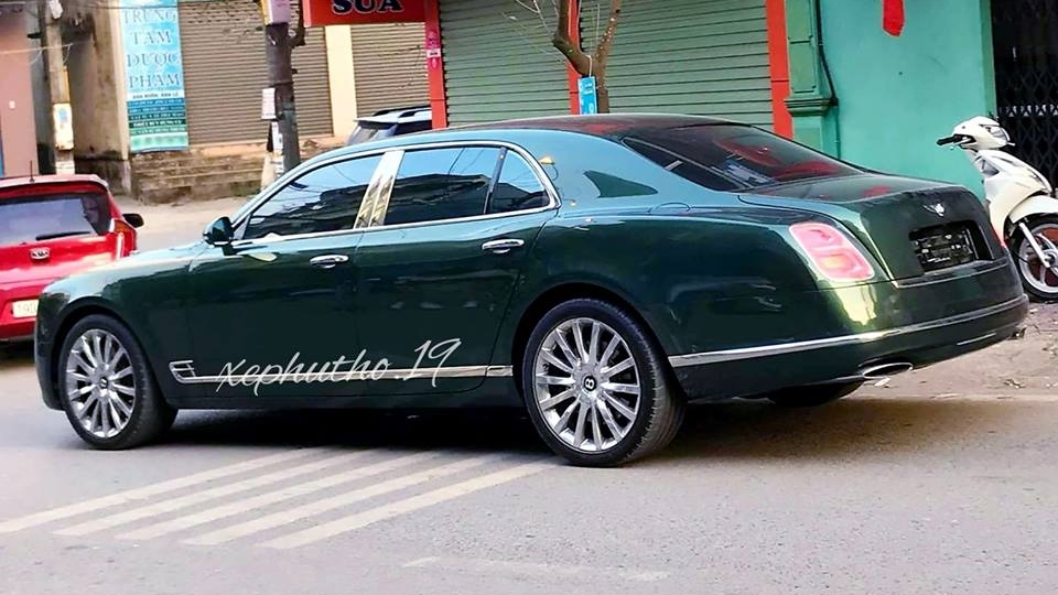 Đây là chiếc Bentley Mulsanne thế hệ mới đầu tiên về Việt Nam mang màu sơn xanh lục