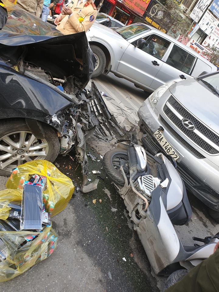 Sau khi đâm gục một loạt xe máy, chiếc xe lao thẳng vào đầu chiếc ô tô ngược chiều Sau khi đâm gục một loạt xe máy, chiếc xe lao thẳng vào đầu chiếc ô tô ngược chiều