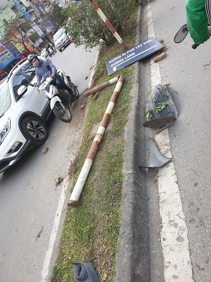 Chiếc xe còn đâm lên vỉa hè và húc đổ biển báo giao thông Chiếc xe còn đâm lên vỉa hè và húc đổ biển báo giao thông