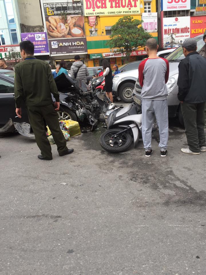 Rất nhiều người dân đã tập trung tại khu vực hiện trường Rất nhiều người dân đã tập trung tại khu vực hiện trường