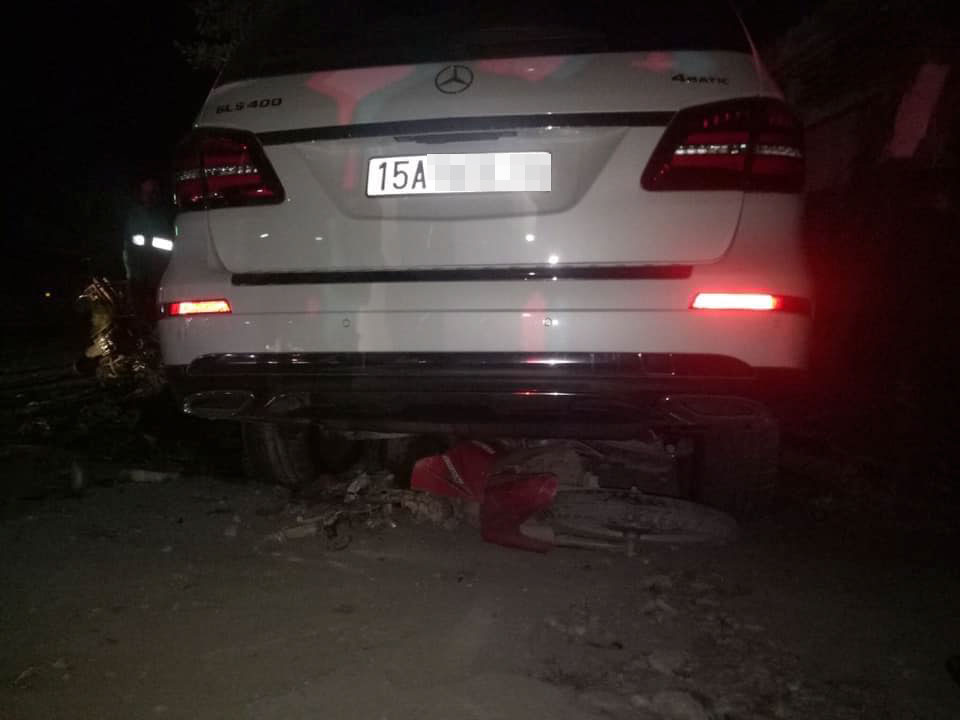 Chiếc Mercedes-Benz GLS400 cuốn xe máy vào gầm