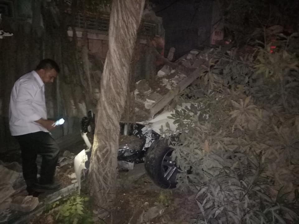 Chiếc Mercedes-Benz GLS400 đâm vào gốc cây bên đường