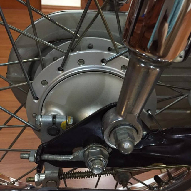 Tương tự ở dàn chân sau là cặp giảm xóc lò xo thủy lực, phanh đùm Tương tự ở dàn chân sau là cặp giảm xóc lò xo thủy lực, phanh đùm