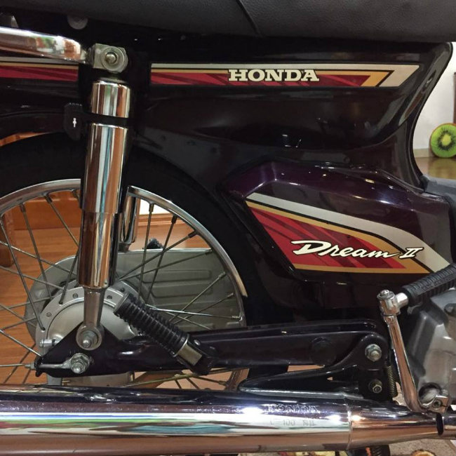 Bộ tem nguyên bản của xe mang đặc trưng của dòng Dream Thái nổi tiếng. Các chi tiết mạ crôm bóng ở ống xả, ốp giảm xóc, vành vẫn mới nguyên Bộ tem nguyên bản của xe mang đặc trưng của dòng Dream Thái nổi tiếng. Các chi tiết mạ crôm bóng ở ống xả, ốp giảm xóc, vành vẫn mới nguyên